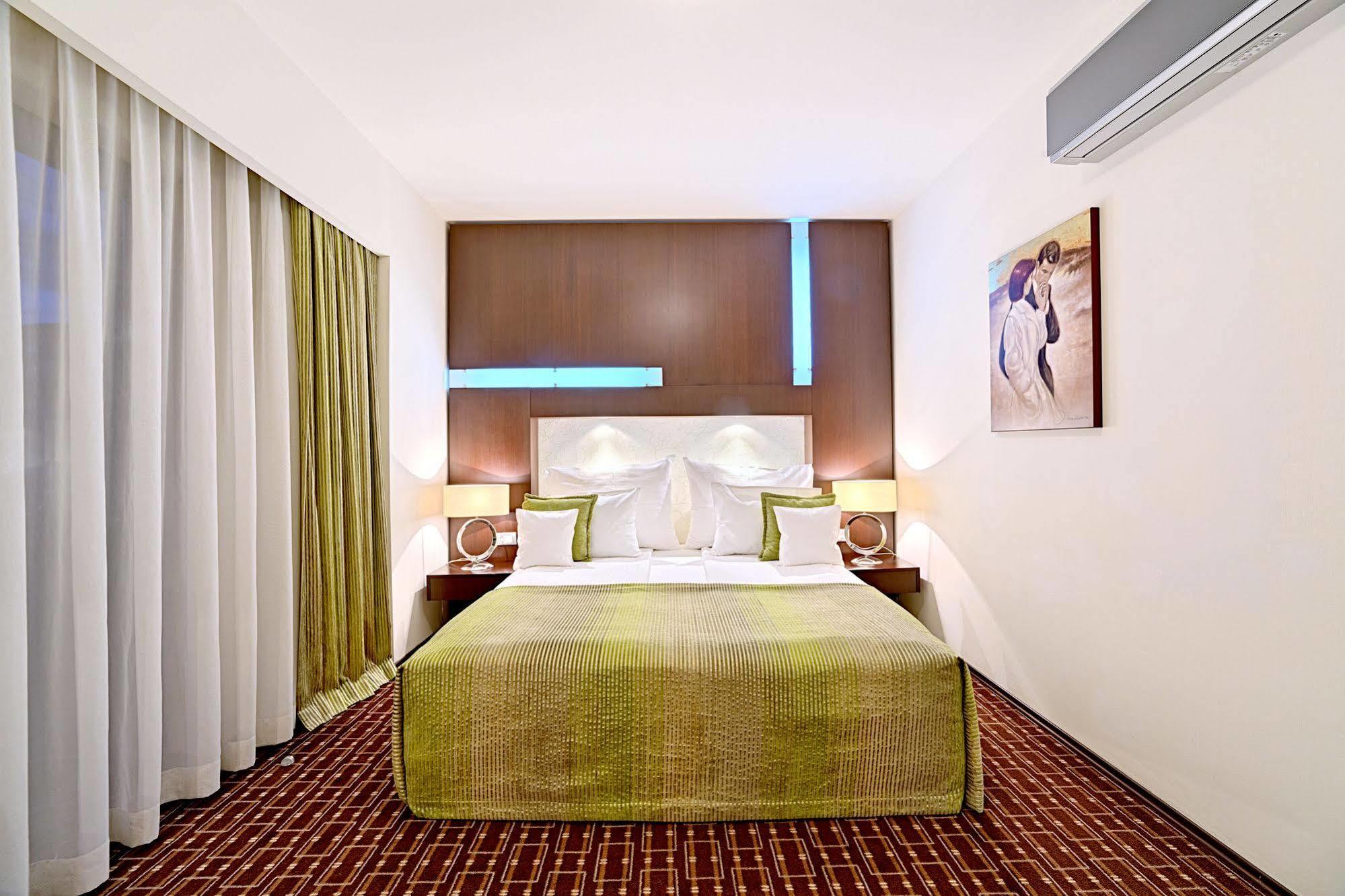 Hotel Cubix Брашов Экстерьер фото