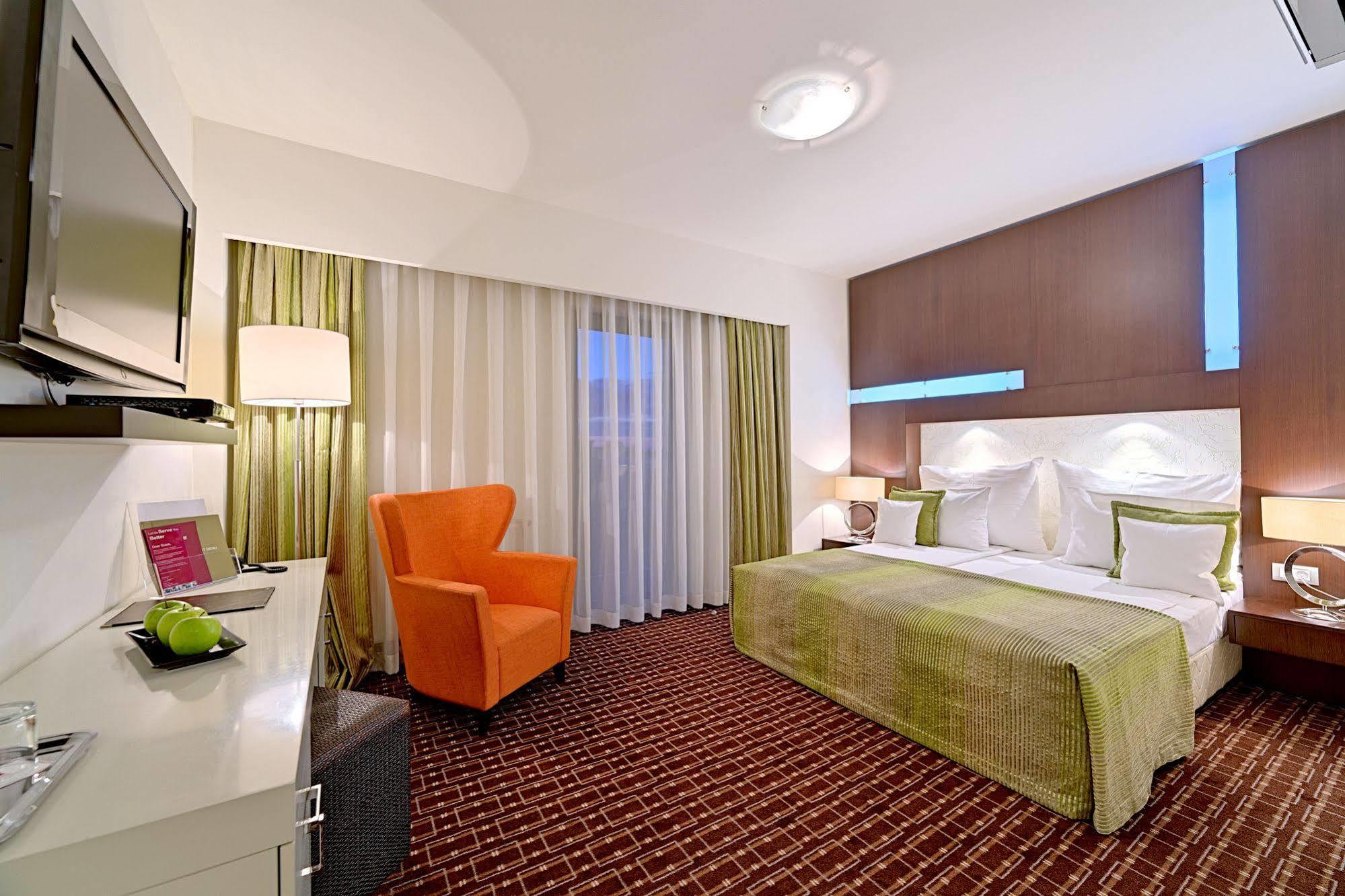 Hotel Cubix Брашов Экстерьер фото